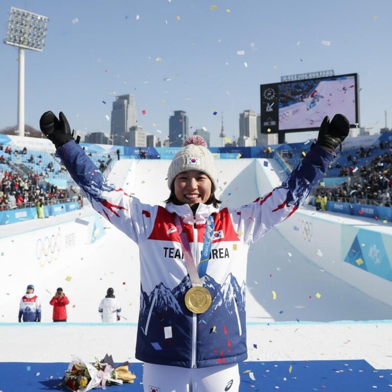 최가온 선수가 올림픽 하프파이프 경기에서 금메달을 획득한 후 기뻐하는 모습