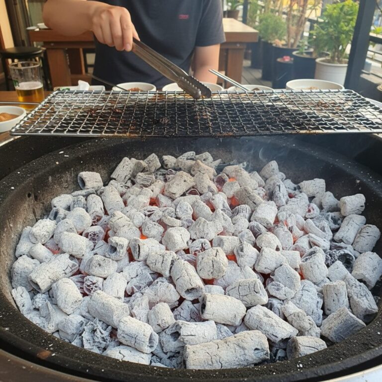 숯불 바베큐 그릴에 하얗게 탄 숯불이 펼쳐진 모습
