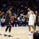 휴스턴 로케츠 LA 레이커스 플레이오프 시드 혈투 예측 휴스턴 로케츠와 LA 레이커스 선수들이 코트에서 맞서는 장면