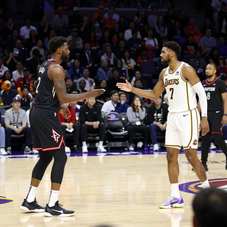 휴스턴 로케츠와 LA 레이커스 선수들이 코트에서 맞서는 장면