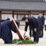 서해수호의 날 기념식 현장에서 헌화 및 분향을 진행하는 모습