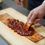 손질된 가죽나물을 고추장 양념에 무치는 과정